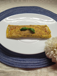 Una foto de Omelette jamón, muzza y albahaca