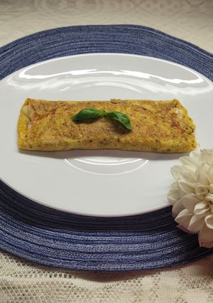 Una foto de Omelette jamón, muzza y albahaca