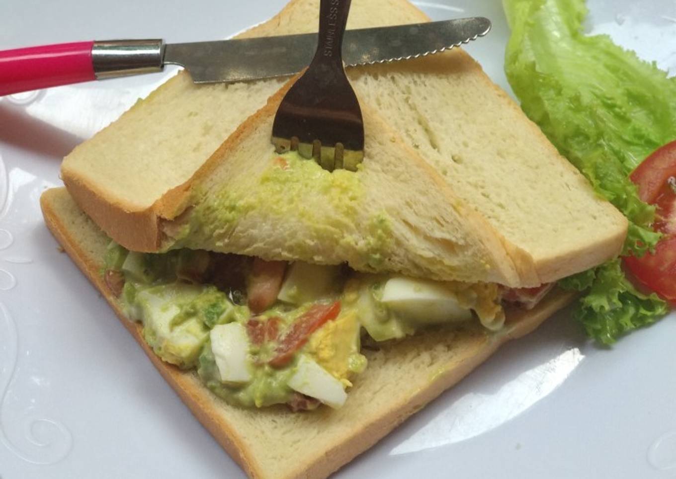 Sandwich avocado n egg salad