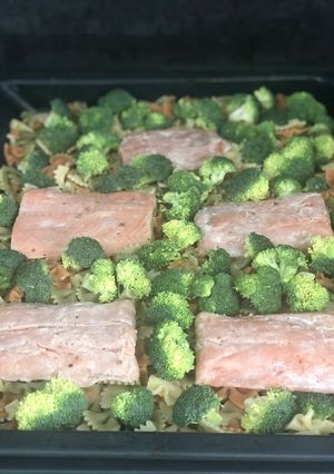 Une photo de Saumon au four sur lit de pâtes et broccoli
