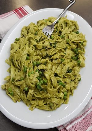 Une photo de Tagliatelles vertes aux petits pois, pesto et menthe# monochrome
