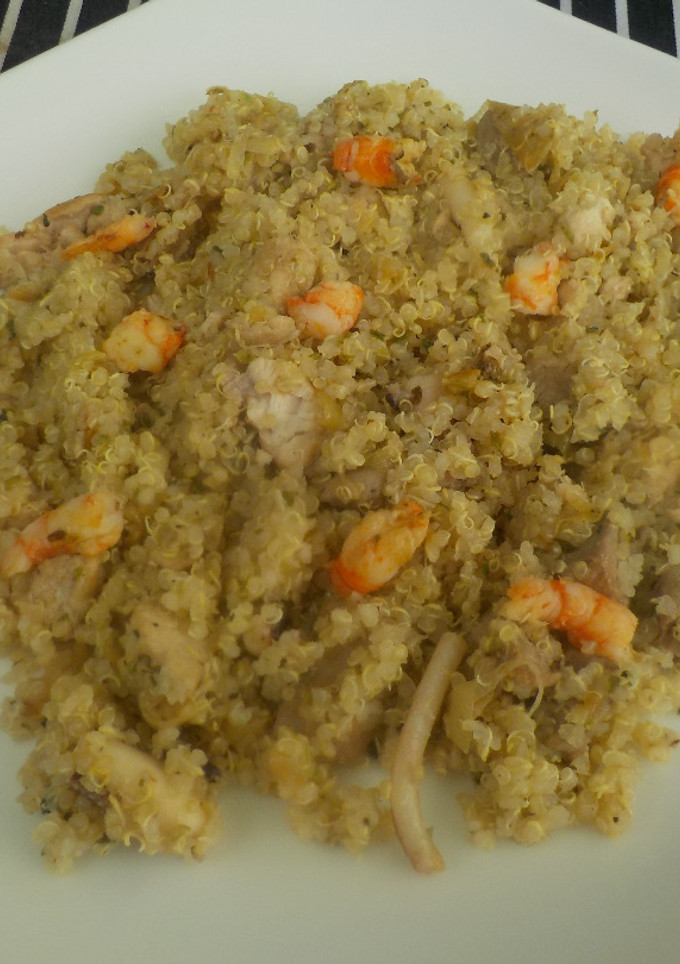 Una foto de Quinoa con atún, emperador y gamba roja