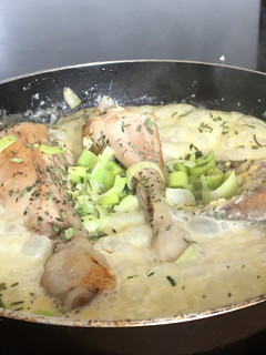Una foto de Pollo en crema de maíz