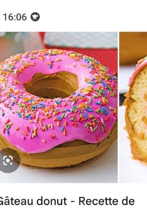 Une photo de Le gâteau au donut à la fraise géant