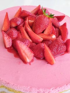 Une photo de Gâteau de mousse à la fraise 🍓