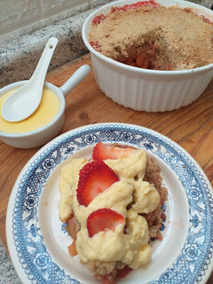 Una foto de Crumble de manzanas y fresas con crema inglesa