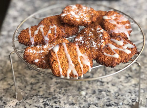 Una foto de Galletas de plátano y vainilla hechas con copos de avena🍌