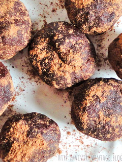 Una foto de Trufas de chocolate sin azúcar, sin lactosa, veganas, naturales, fáciles de preparar y riquísimas!! En serio... SON RIQUÍSIMAS!!