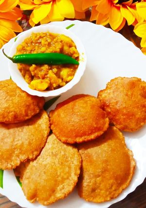 दम आलू उड़द की कचौड़ी (Dum aloo urad ki kachori recipe in hindi) रेसिपी मुख्य फोटो