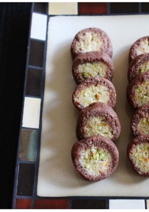 चॉकलेट पिस्ता रोल्स (Chocolate Pista rolls recipe in Hindi) रेसिपी मुख्य फोटो