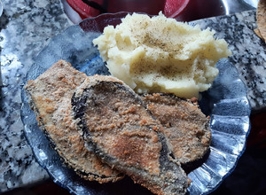 Una foto de Milanesas de berenjena💜