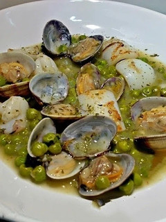 Una foto de Sepia con almejas en salsa verde