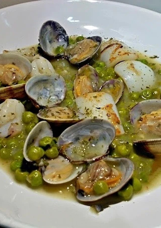 Una foto de Sepia con almejas en salsa verde