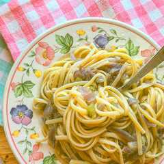 A picture of Pasta con cipolle di Tropea e sedano.