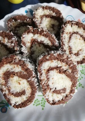 O poză a rețetei Ruladă de biscuiți cu nucă de cocos.