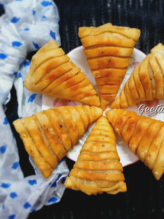 चाइनीज पट्टी समोसा (Chinese patti samosa recipe in Hindi) रेसिपी मुख्य फोटो