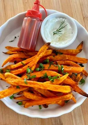 શક્કરિયા ની ફેંચ ફ્રાય ફરાળી રેસિપી (Shakkariya French Fries Farali Recipe In Gujarati) રેસીપી મુખ્ય ફોટો