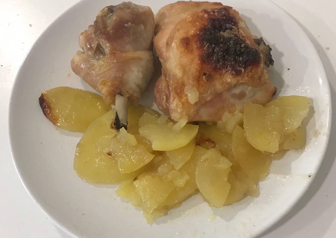 Jamones de pollo asados al horno con patatas a lo pobre