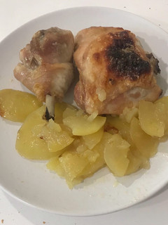 Una foto de Jamones de pollo asados al horno con patatas a lo pobre