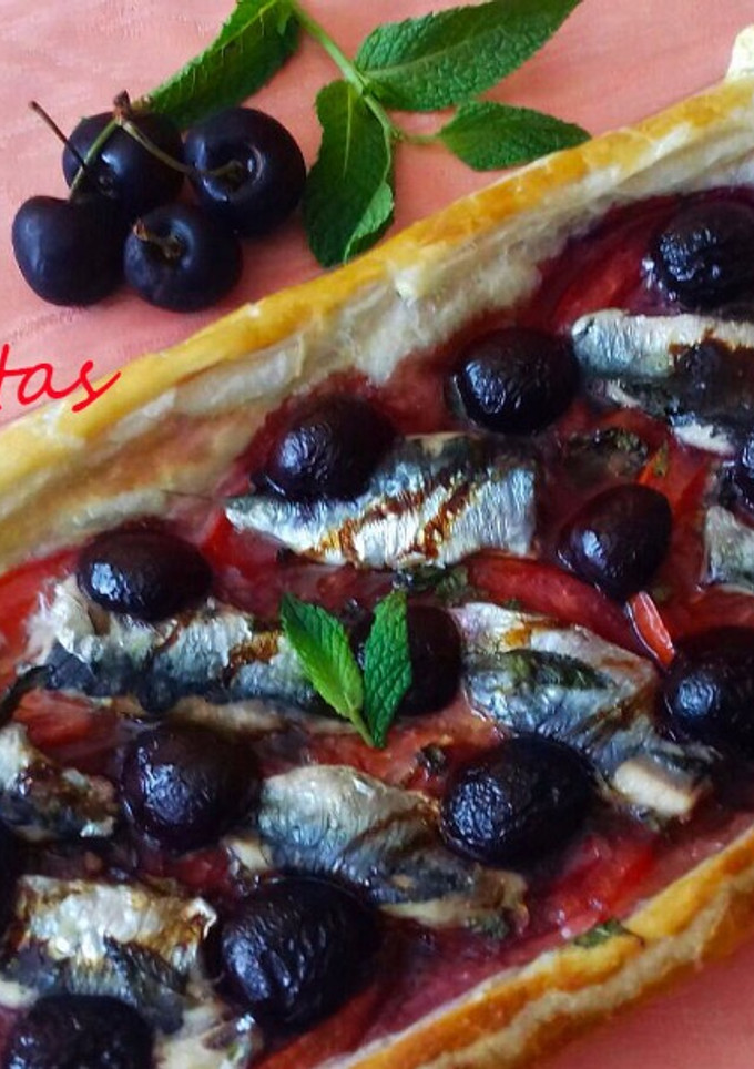 Una foto de Hojaldre de sardinas, cerezas y hierbabuena