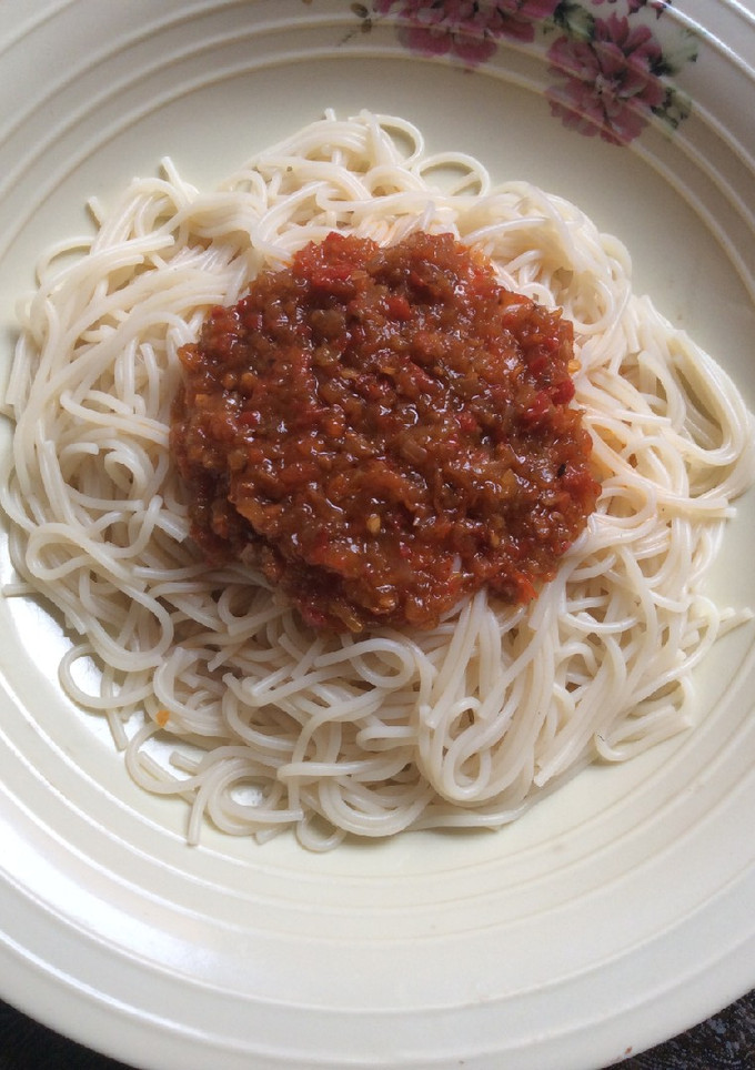 A picture of Spaghetti with leftover stew.