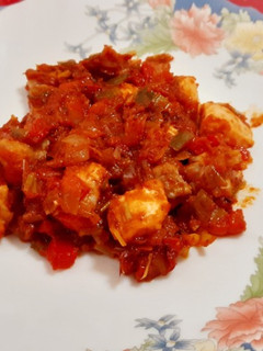 Una foto de Salmón con tomate y verduras