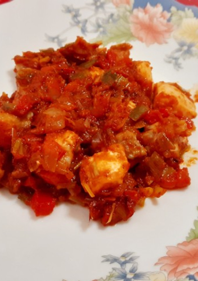 Una foto de Salmón con tomate y verduras