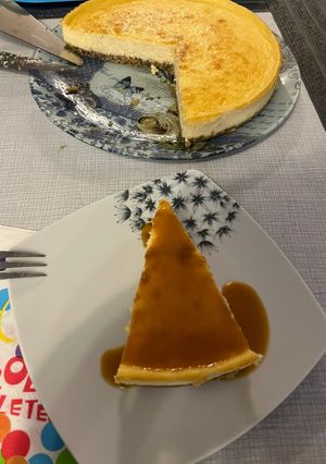 Sajttorta sós karamellás öntettel recept fotója