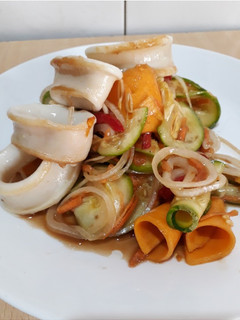 Una foto de Ensalada rústica con calamares