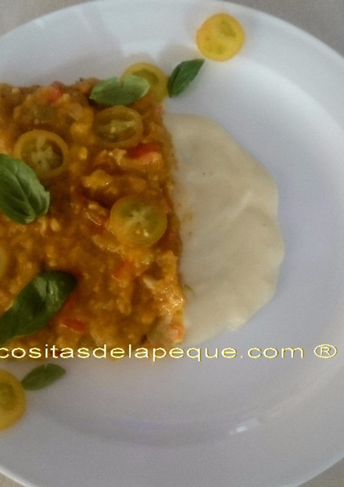 Una foto de Pastel de verduras con fritada de tomatitos cherri y parmentier de queso curado