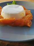 Panna cotta al basilico con albicocche caramellate