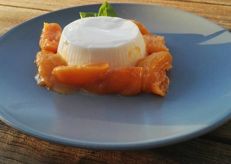 Panna cotta al basilico con albicocche caramellate