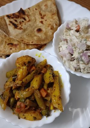 A picture of Simple lunch thali with ranch dressing.