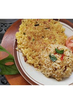 Foto resep Nasi goreng with omelet mie