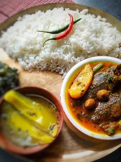 আলু-বেগুন-বড়ি দিয়ে কৈ মাছের ঝোল (aloo begun bori diye koi macher jhol recipe in Bengali) রেসিপির প্রধান ছবি
