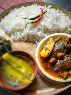 আলু-বেগুন-বড়ি দিয়ে কৈ মাছের ঝোল (aloo begun bori diye koi macher jhol recipe in Bengali) রেসিপির প্রধান ছবি