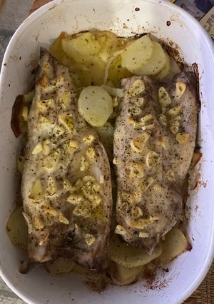 Una foto de Lubina al horno con ajo, vino blanco y hierbas