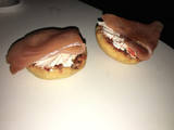 Pan tostado con queso y salmón