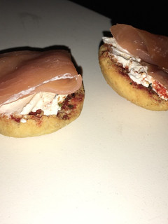 Una foto de Pan tostado con queso y salmón