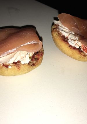 Una foto de Pan tostado con queso y salmón