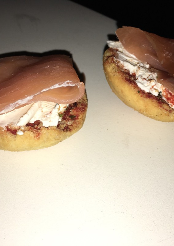 Una foto de Pan tostado con queso y salmón