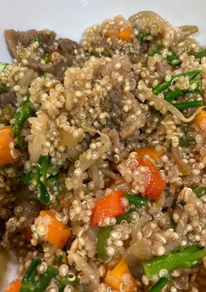 Foto de Quinoa com legumes matinada de carne asiática