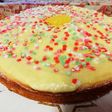 Bizcocho de limón con relleno y capa exterior de crema de limón