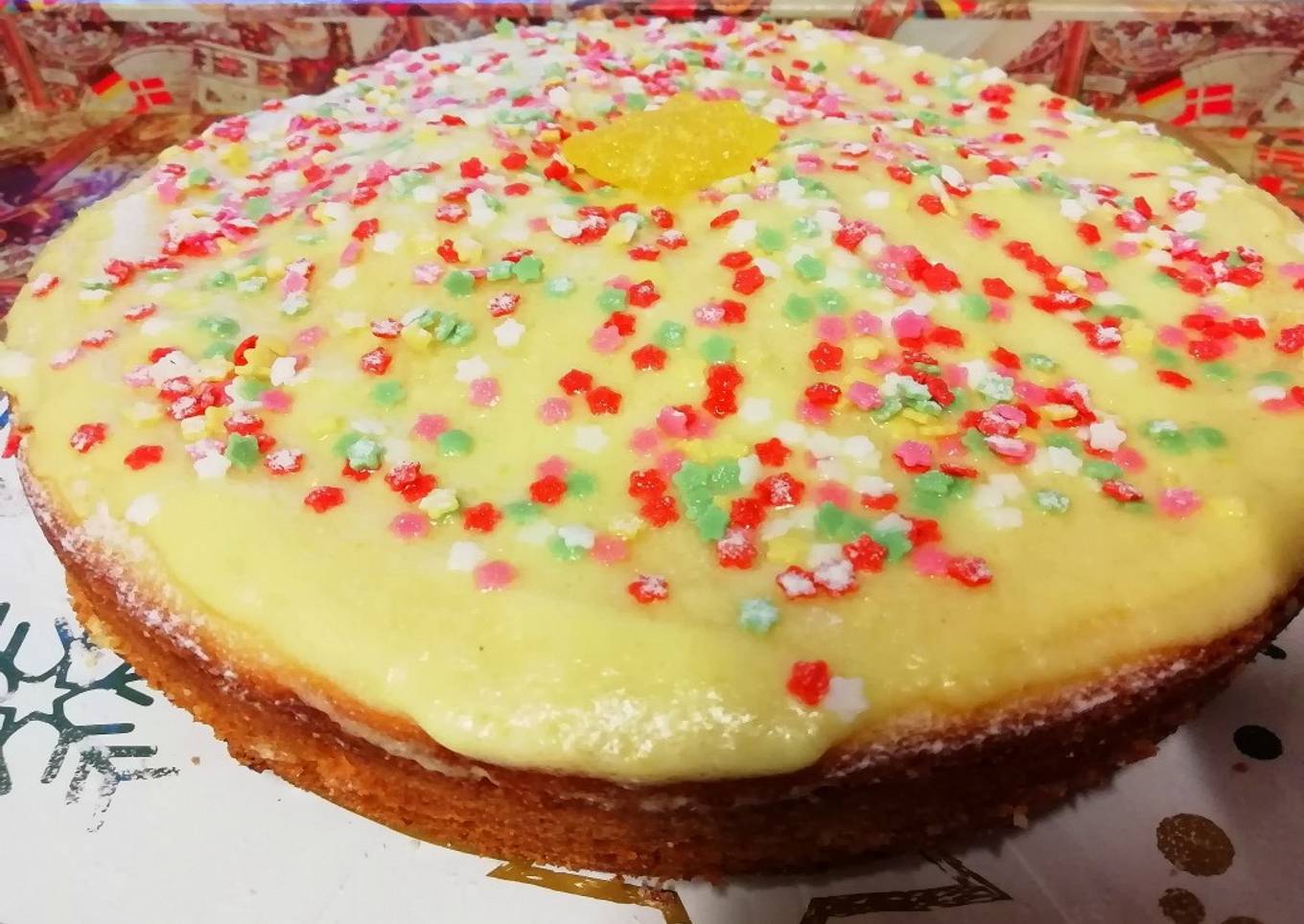 Bizcocho de limón con relleno y capa exterior de crema de limón