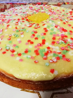 Una foto de Bizcocho de limón con relleno y capa exterior de crema de limón