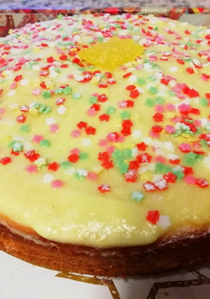Una foto de Bizcocho de limón con relleno y capa exterior de crema de limón