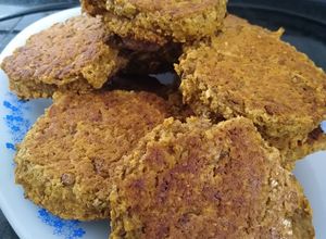 Una foto de Hamburguesa de lentejas con sobra de guiso de lentejas