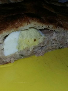 Una foto de Tarta de atún con salsa blanca