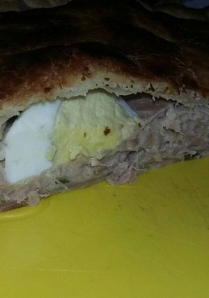 Una foto de Tarta de atún con salsa blanca