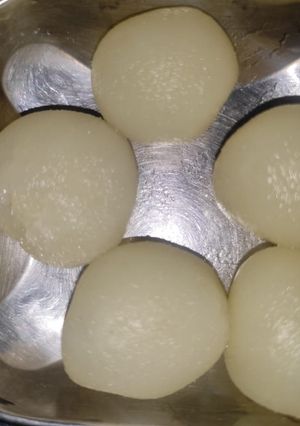 सफेद रसगुल्ले (safed rasgulle recipe in Hindi) रेसिपी मुख्य फोटो